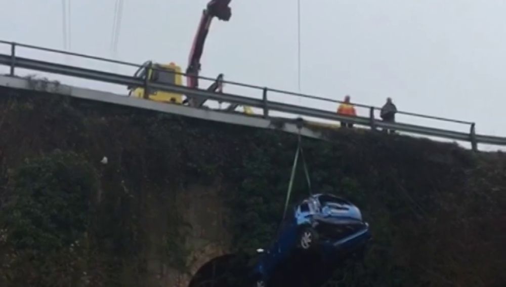 Una conductora herida de gravedad tras precipitarse con su coche por un puente de 15 metros