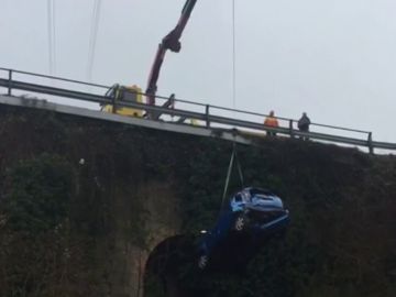 Una conductora herida de gravedad tras precipitarse con su coche por un puente de 15 metros
