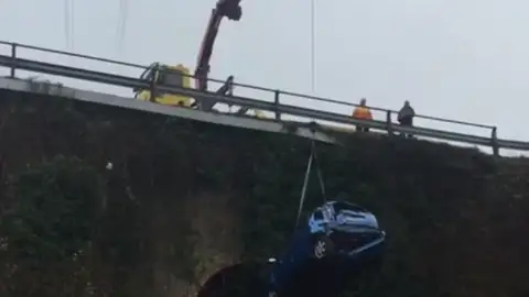 Una conductora herida de gravedad tras precipitarse con su coche por un puente de 15 metros Una conductora herida de gravedad tras precipitarse con su coche por un puente de 15 metros