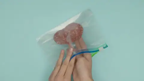 Truco casero para guardar alimentos al vacío Truco casero para guardar alimentos al vacío