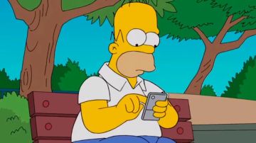Homer Simpson con un móvil