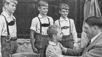 Hitler con niños