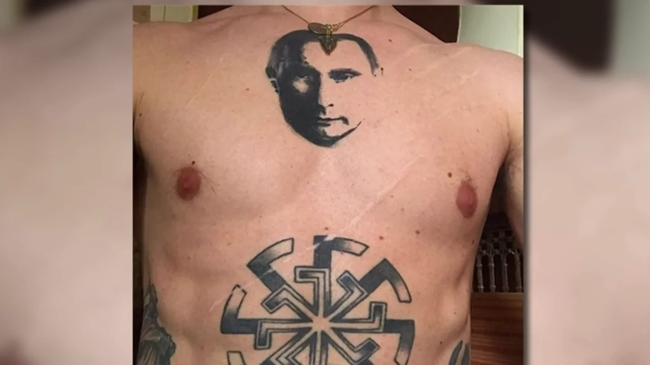 Славянская свастика тату на груди