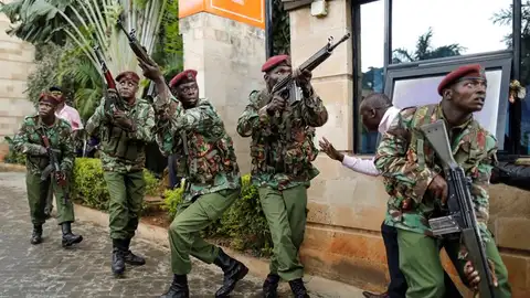 Agentes de policía durante un tiroteo y varias explosiones en un complejo hotelero de Nairobi Agentes de policía durante un tiroteo y varias explosiones en un complejo hotelero de Nairobi