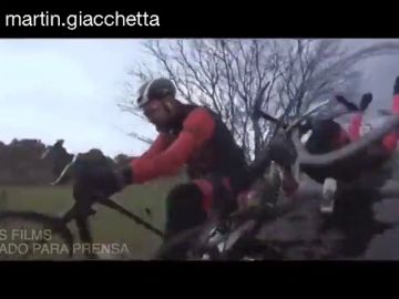 El vídeo del brutal atropello al actor Dani Rovira mientras rodaba un documental en bicicleta