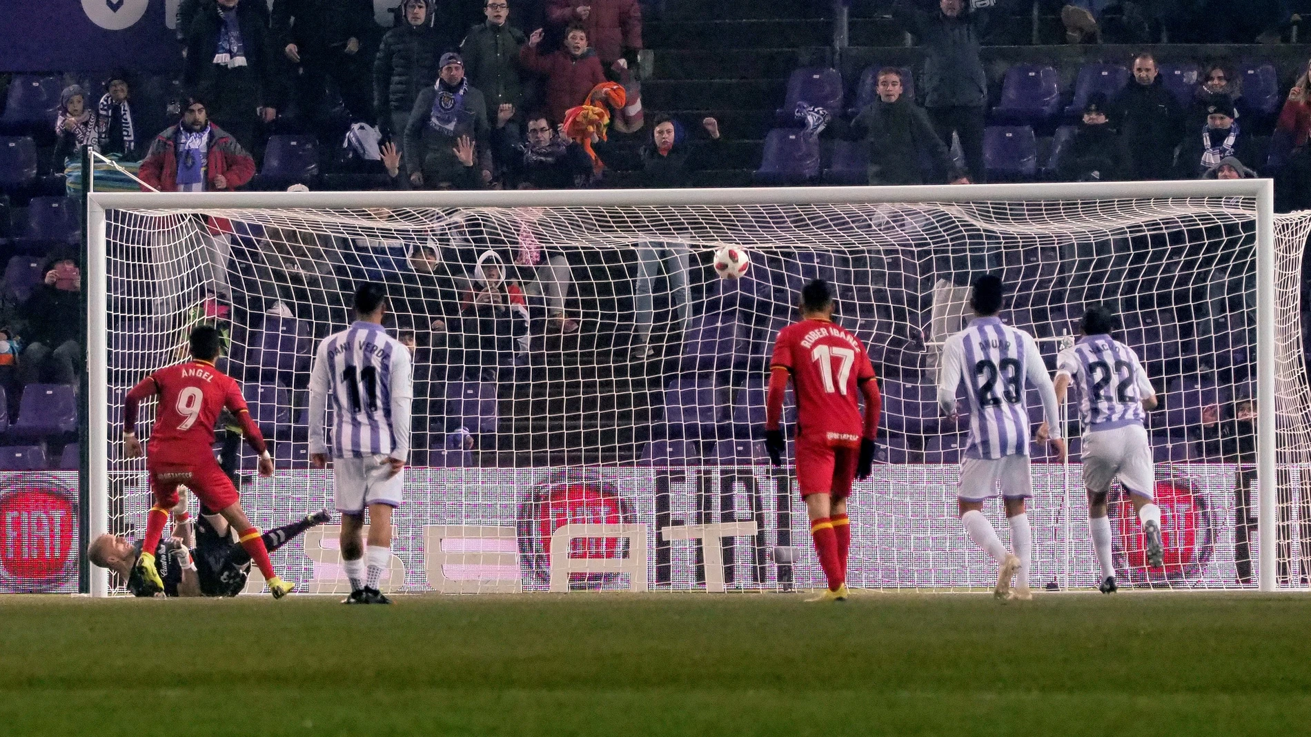 Ángel lanza y marca el penalti para el Getafe Ángel lanza y marca el penalti para el Getafe