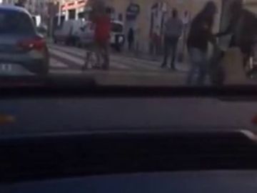Pelea a plena luz del día en Figueres: hay tres jóvenes heridos