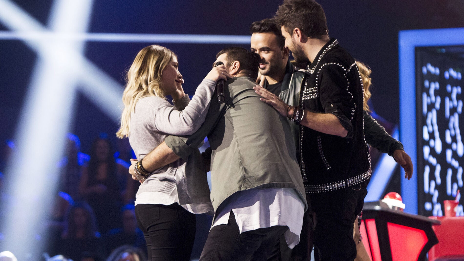 Luis Fonsi se queda con Mar&iacute;a Espinosa en su equipo