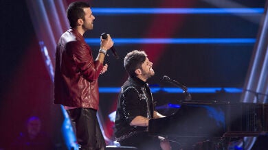 Pablo López y Sergio Jiménez interpretan 'Lluvia en el cristal' en 'La Voz'
