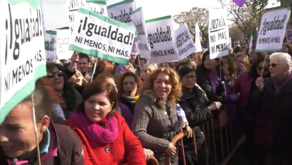 Manifestación feminista ante el Parlamento andaluz