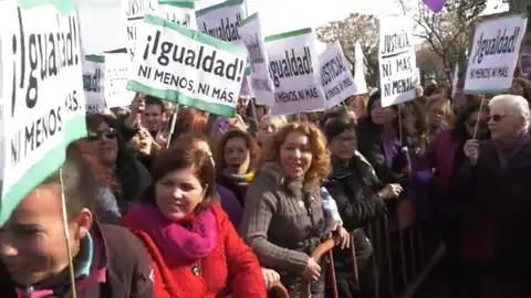 Manifestación feminista ante el Parlamento andaluz Manifestación feminista ante el Parlamento andaluz