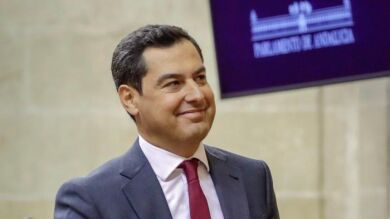 Juanma Moreno defiende que la elección de su hermana como directora de un conservatorio ha sido 