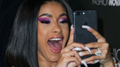 El vídeo de Cardi B con los pantalones y las bragas bajadas para que su vagina respire