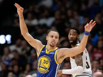 Stephen Curry celebra una canasta ante los Nuggets Stephen Curry celebra una canasta ante los Nuggets