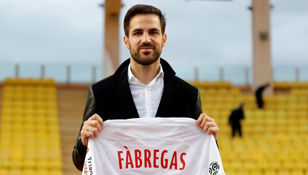 Cesc Fábregas posa sonriente con la camiseta del Mónaco