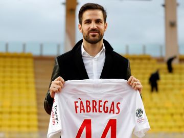 Cesc Fábregas posa sonriente con la camiseta del Mónaco