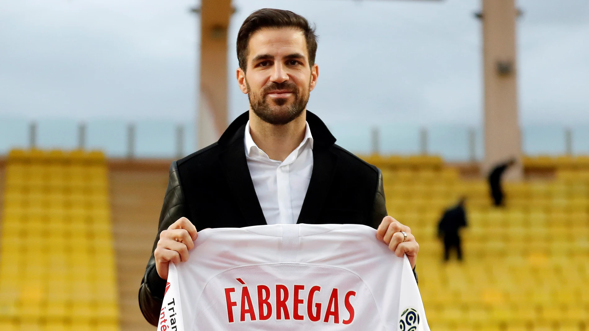 Cesc Fábregas posa sonriente con la camiseta del Mónaco Cesc Fábregas posa sonriente con la camiseta del Mónaco