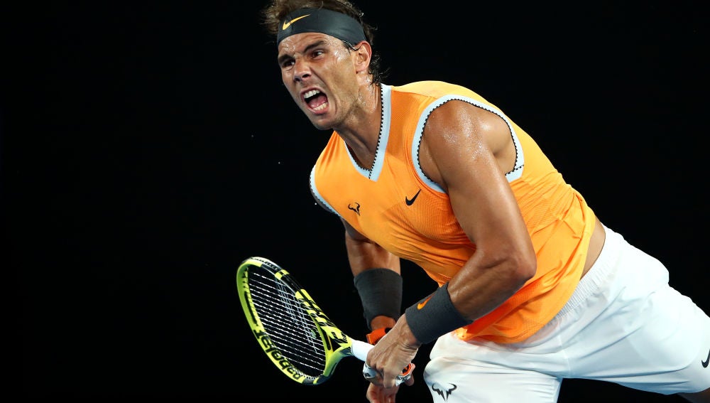 Rafa Nadal ejecuta un saque ante Matthew Ebden