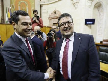 El líder del PP-A, Juanma Moreno, es felicitado por el líder de Vox, Francisco Serrano,