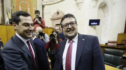 El líder del PP-A, Juanma Moreno, es felicitado por el líder de Vox, Francisco Serrano, El líder del PP-A, Juanma Moreno, es felicitado por el líder de Vox, Francisco Serrano,