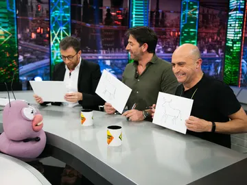 El público de 'El Hormiguero 3.0' sorprende a Pepe Viyuela y Antonio Garrido con su fascinante creatividad dibujando el toro de Osborne que tanto aparece en 'Matadero' El público de 'El Hormiguero 3.0' sorprende a Pepe Viyuela y Antonio Garrido con su fascinante creatividad dibujando el toro de Osborne que tanto aparece en 'Matadero'