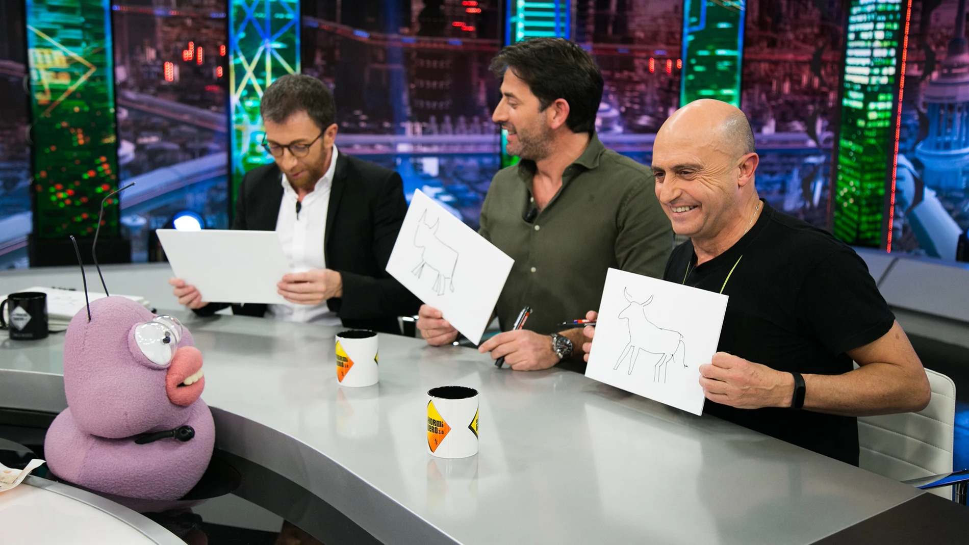 El público de 'El Hormiguero 3.0' sorprende a Pepe Viyuela y Antonio Garrido con su fascinante creatividad dibujando el toro de Osborne que tanto aparece en 'Matadero'