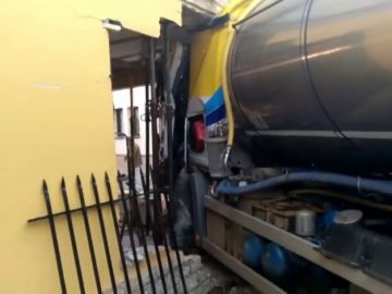 Un camión lleno de leche se empotra contra una casa en León