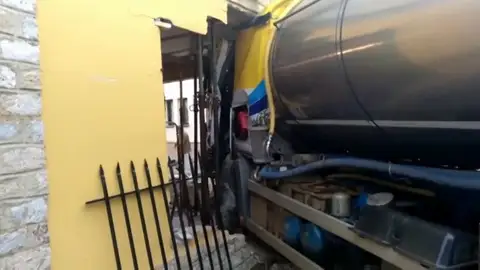 Un camión lleno de leche se empotra contra una casa en León Un camión lleno de leche se empotra contra una casa en León
