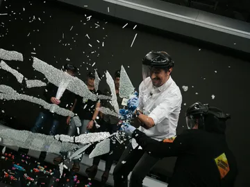 Cristal templado rompiendose Cristal templado rompiendose