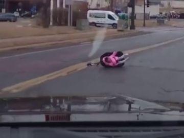 Un bebé se cae de un coche en marcha con la sillita incluida