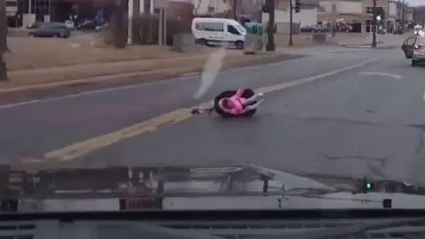 Un bebé se cae de un coche en marcha con la sillita incluida Un bebé se cae de un coche en marcha con la sillita incluida
