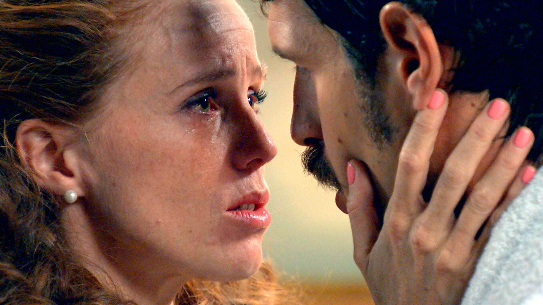 Natalia ya no puede ocultar m&aacute;s sus sentimientos y se lanza a los brazos de Carlos