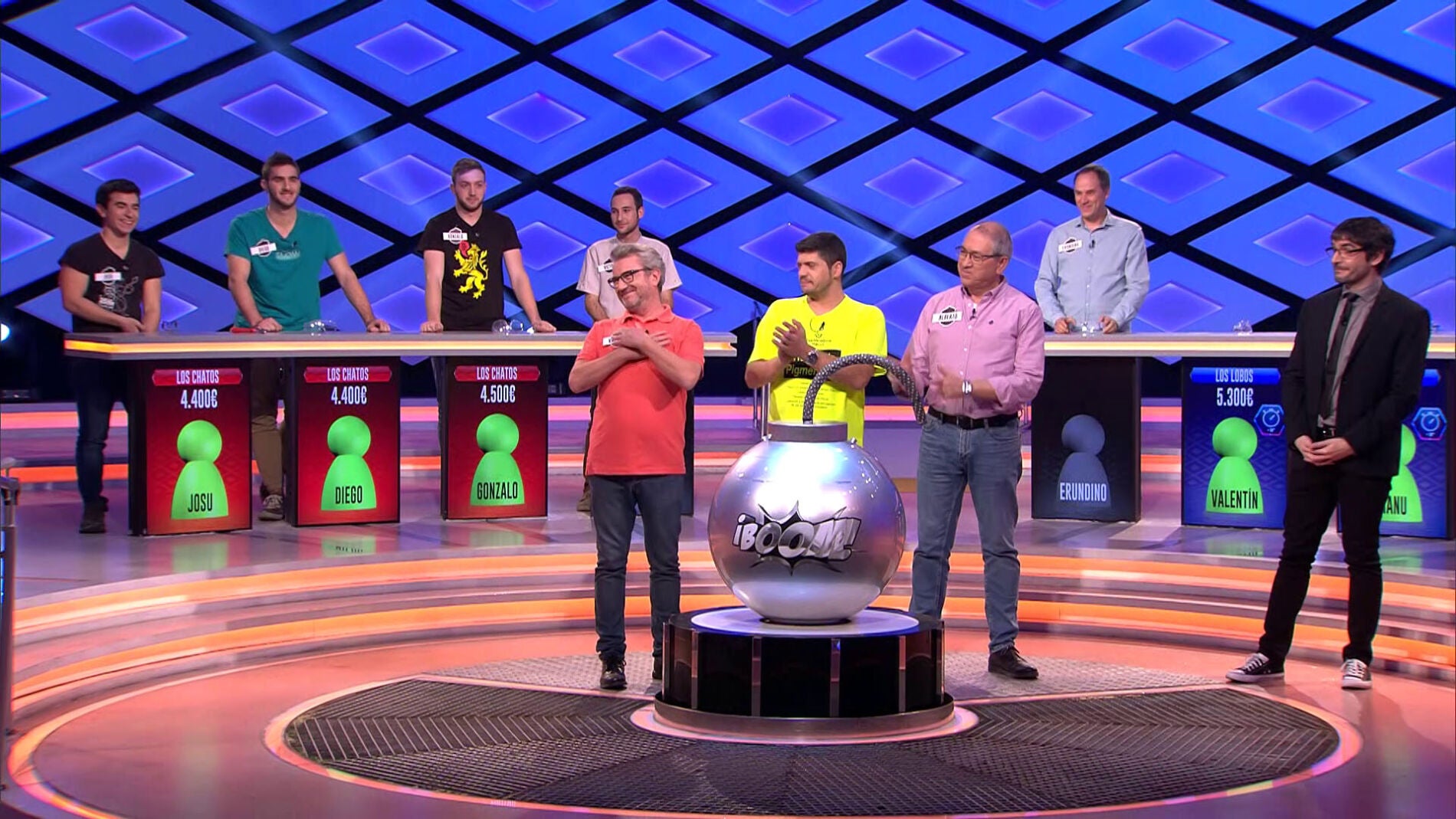 Ovaci&oacute;n de gala para Valent&iacute;n por la remontada de 'Los Lobos'