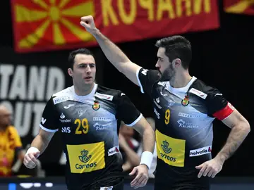 Aitor Arino y Raúl Entrerríos celebran la victoria de España Aitor Arino y Raúl Entrerríos celebran la victoria de España