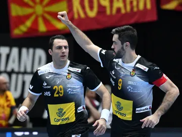 Aitor Arino y Raúl Entrerríos celebran la victoria de España Aitor Arino y Raúl Entrerríos celebran la victoria de España
