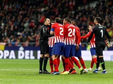 Los jugadores del Atlético discutiendo con Mateu Lahoz