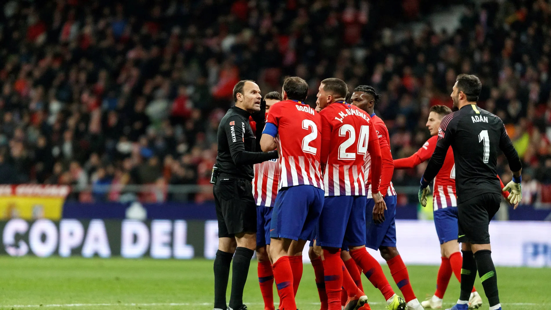 Los jugadores del Atlético discutiendo con Mateu Lahoz Los jugadores del Atlético discutiendo con Mateu Lahoz