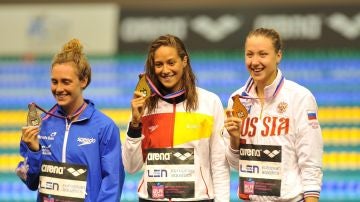 La nadadora española Duane da Rocha sonríe en el podio (archivo)