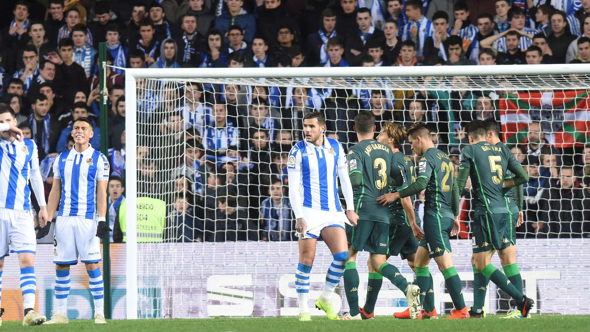 El Betis celebra el gol de Canales El Betis celebra el gol de Canales