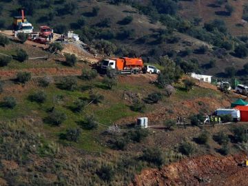 Vista de los operativos del rescate en Totalán (Málaga)