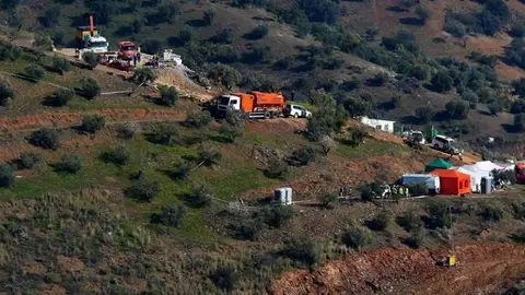 Vista de los operativos del rescate en Totalán (Málaga) Noticias 2 Antena 3 (17-01-18) Se cumplen 100 horas sin Julen mientras que los trabajos para rescatarle avanzan pese a las dificultades