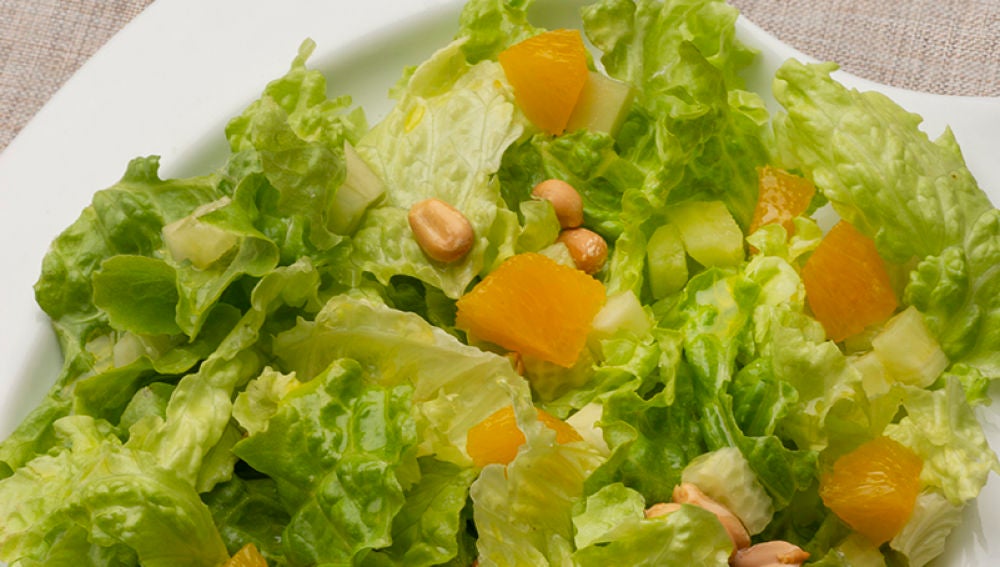 Ensalada de lechuga, pepino y naranja