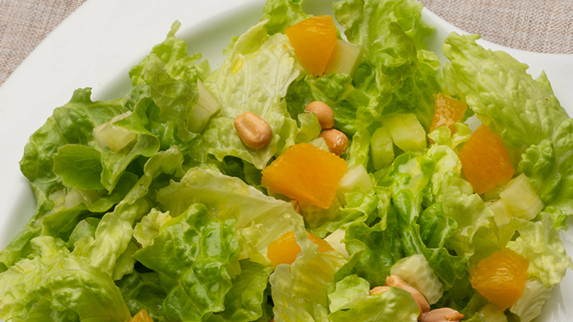 Ensalada de lechuga, pepino y naranja