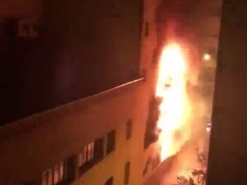 Investigan las causas de un incendio en un edificio de Barcelona