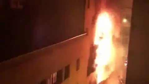 Investigan las causas de un incendio en un edificio de Barcelona Investigan las causas de un incendio en un edificio de Barcelona