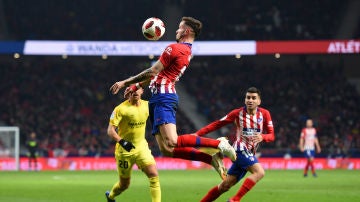 Saúl controla un balón en un partido del Atlético