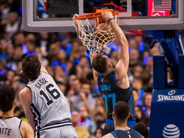 Luka Doncic, en acción ante Pau Gasol Luka Doncic, en acción ante Pau Gasol