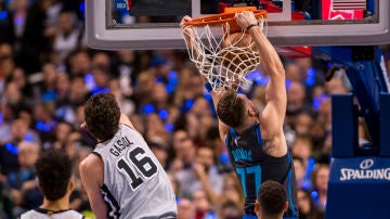 Luka Doncic, en acción ante Pau Gasol