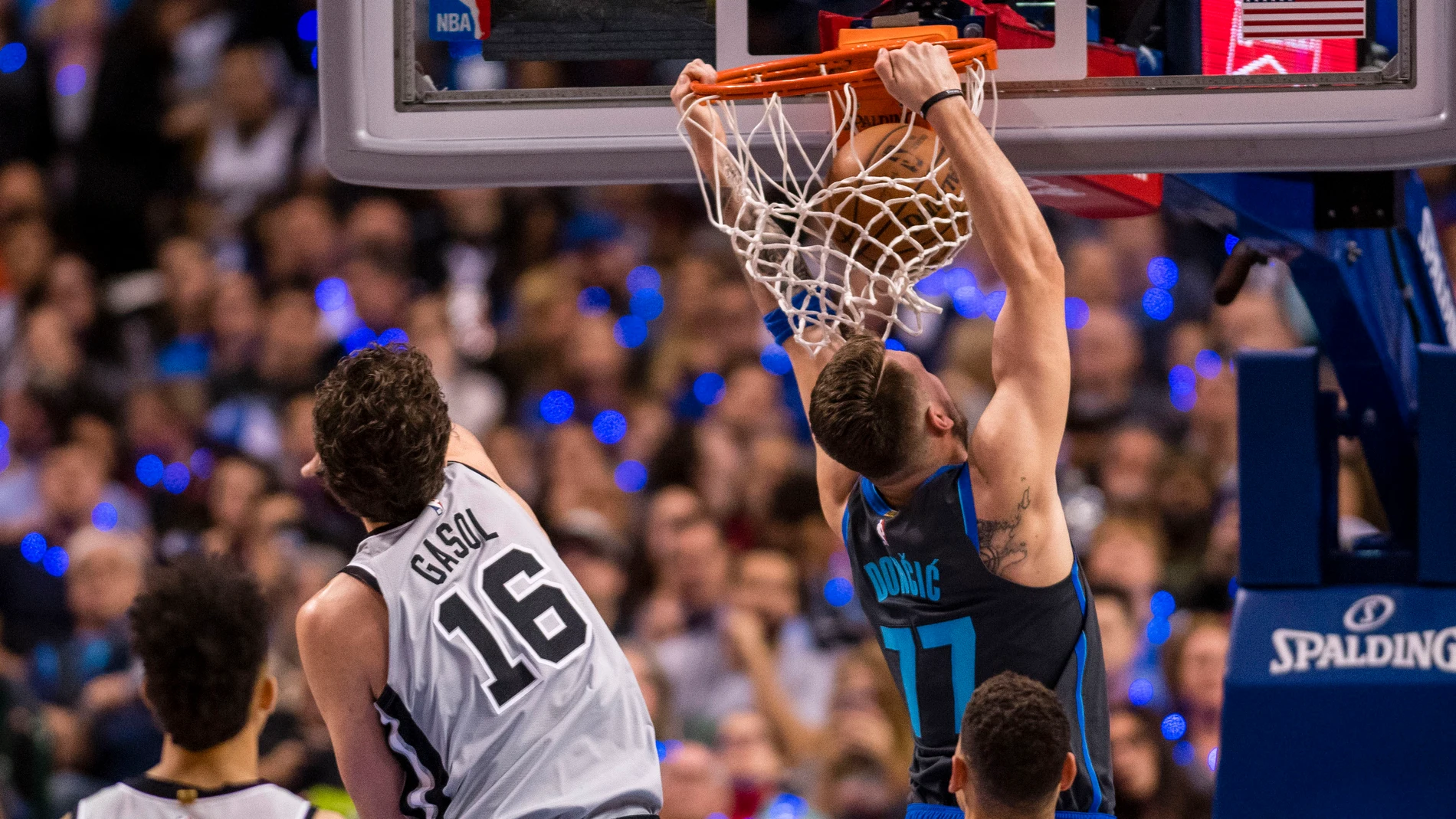 Luka Doncic, en acción ante Pau Gasol Luka Doncic, en acción ante Pau Gasol