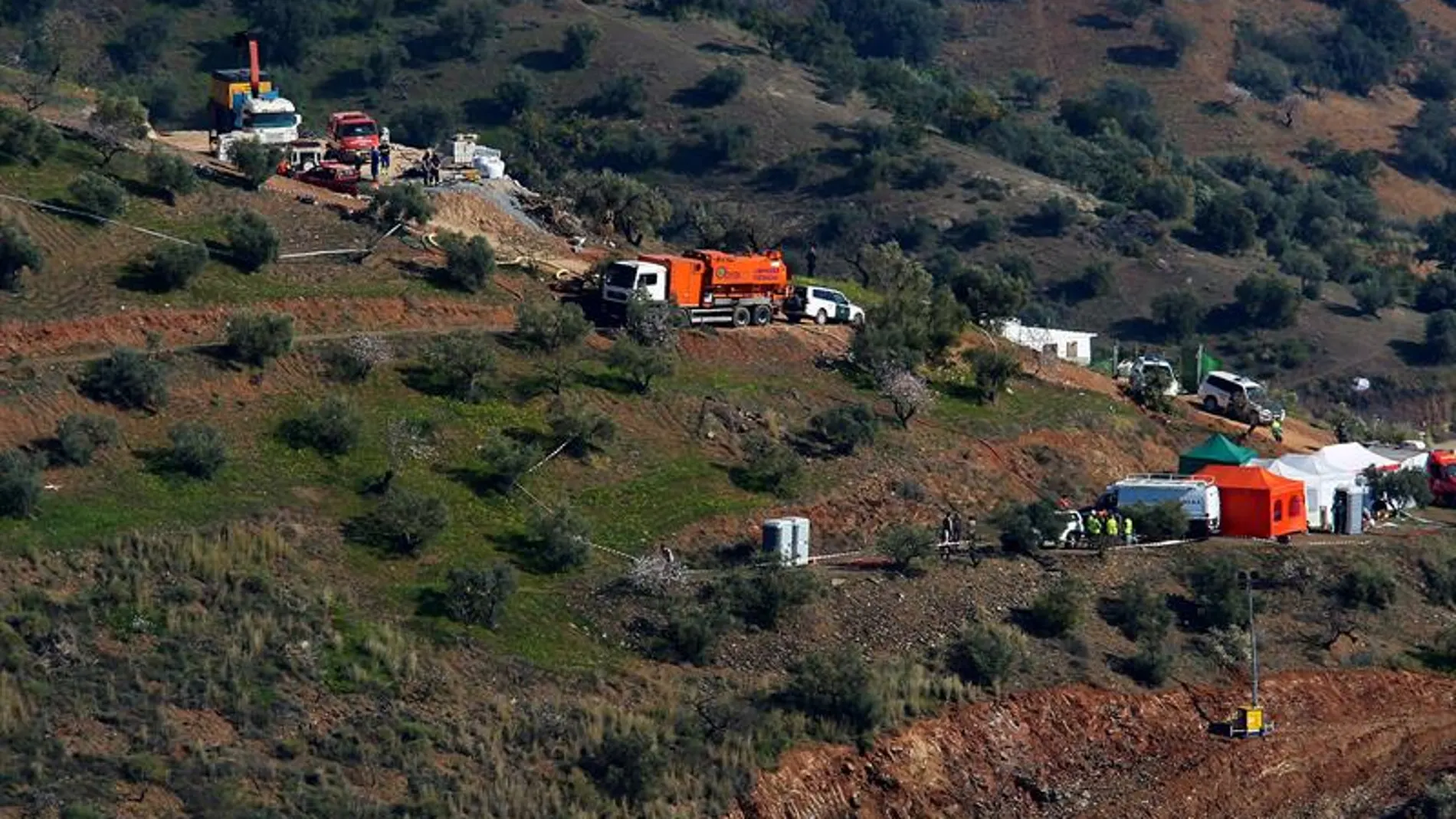 Vista de la zona y del operativo que participa en las tareas de rescate de Julen Vista de la zona y del operativo que participa en las tareas de rescate de Julen